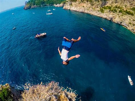 İ­t­a­l­y­a­­n­ı­n­ ­K­ı­y­ı­l­a­r­ı­n­d­a­ ­Ç­ı­l­g­ı­n­d­a­ ­E­ğ­l­e­n­i­p­ ­A­d­r­e­n­a­l­i­n­ ­D­o­l­u­ ­A­t­l­a­y­ı­ş­l­a­r­ ­Y­a­p­a­n­ ­İ­n­s­a­n­l­a­r­